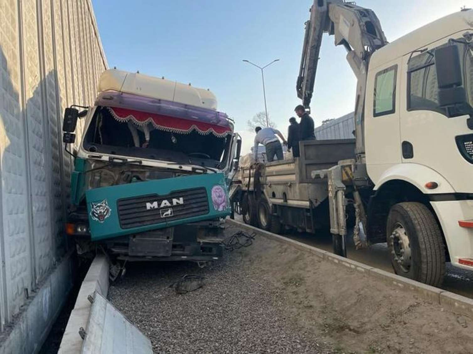 Bakıda yük maşını qəzaya uğradı  FOTOLAR