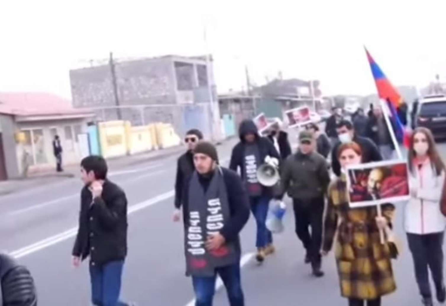 İtkin erməni hərbçilərinin yaxınları nazirliyə gedən yolları bağladı 