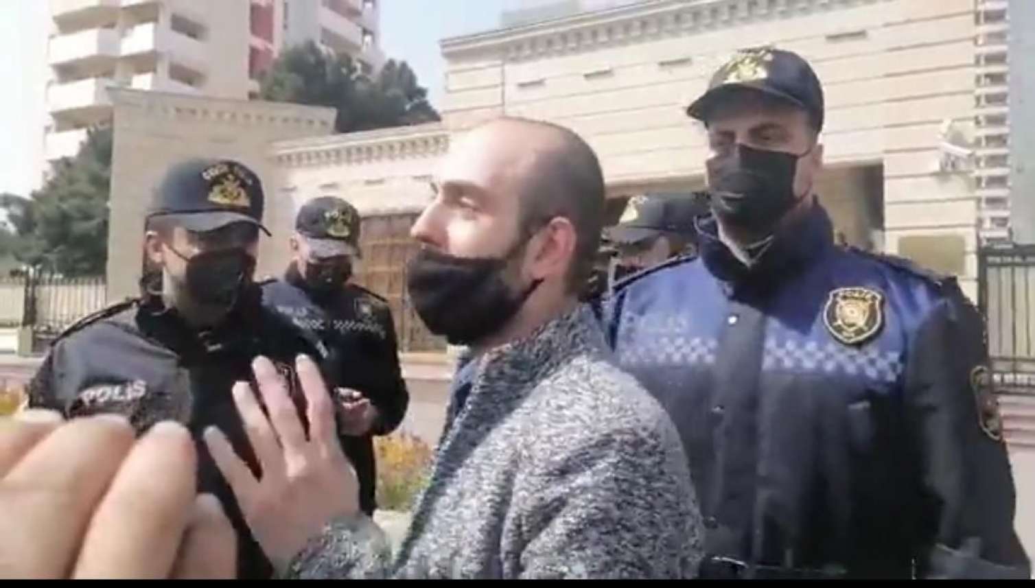 Rusiya səfirliyi qarşısında etiraz: "Rus rədd ol!", "Xankəndi Azərbaycandır!" -  VİDEO
