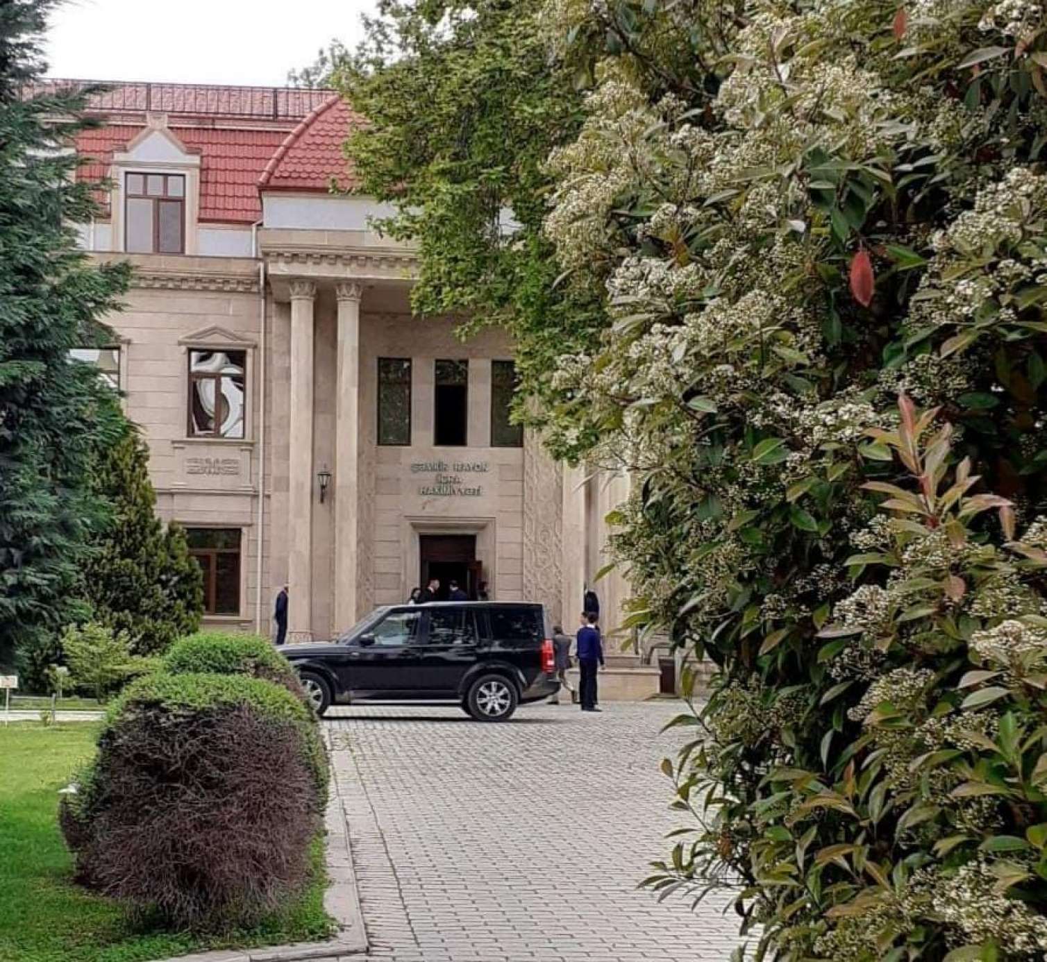Saxlanılan icra başçısı Bakıya gətirildi -  FOTOLAR