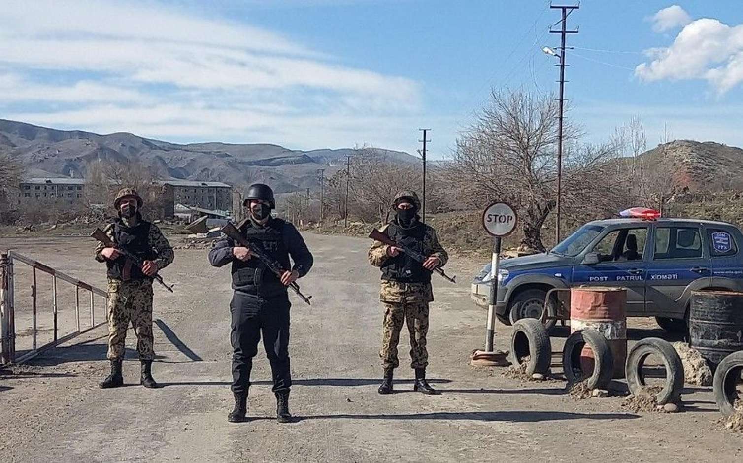 Qarabağa keçən şəxs avtomobillə polisi vurdu -  Xəsarət alan var