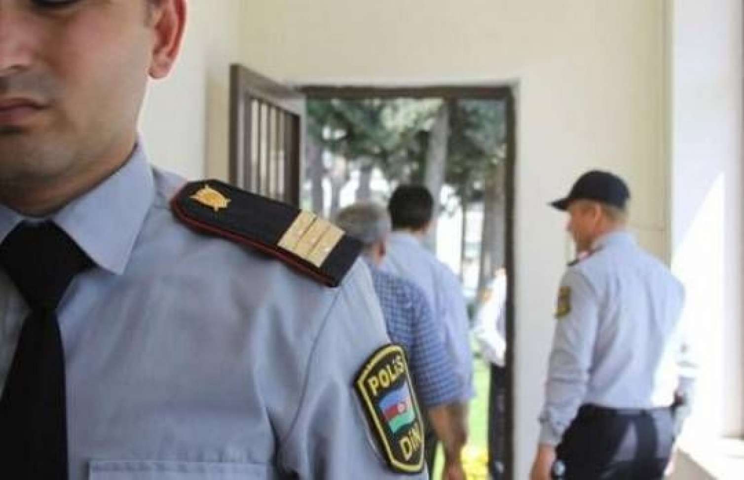 Polis əməkdaşı həbs edildi  