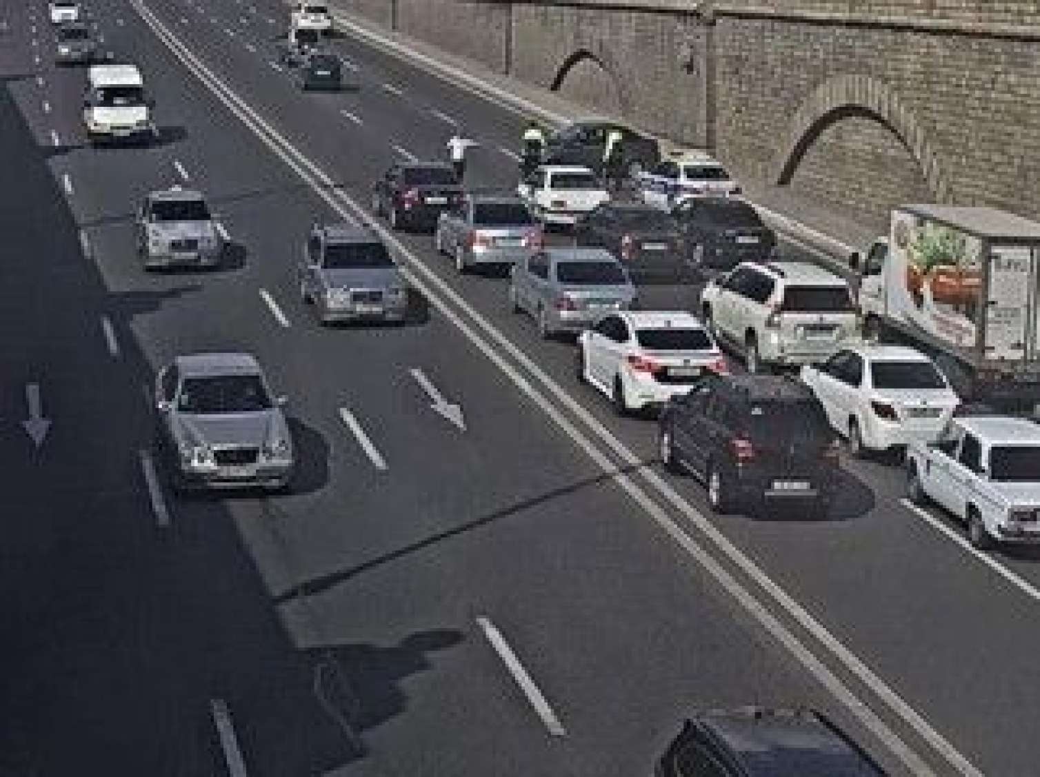 Bu yoldakı qəza tıxac yaratdı -  FOTOLAR