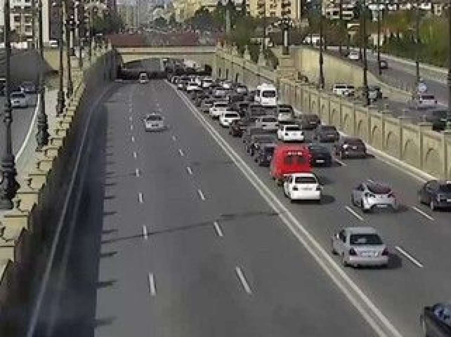 Bu yoldakı qəza tıxac yaratdı -  FOTOLAR
