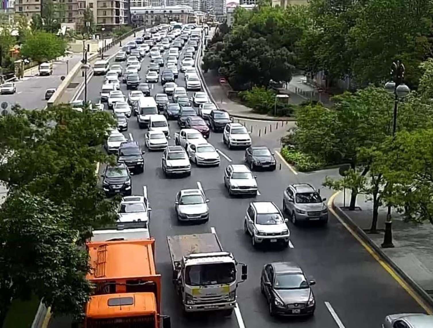 Bu küçədə hərəkət məhdudlaşdırılır 