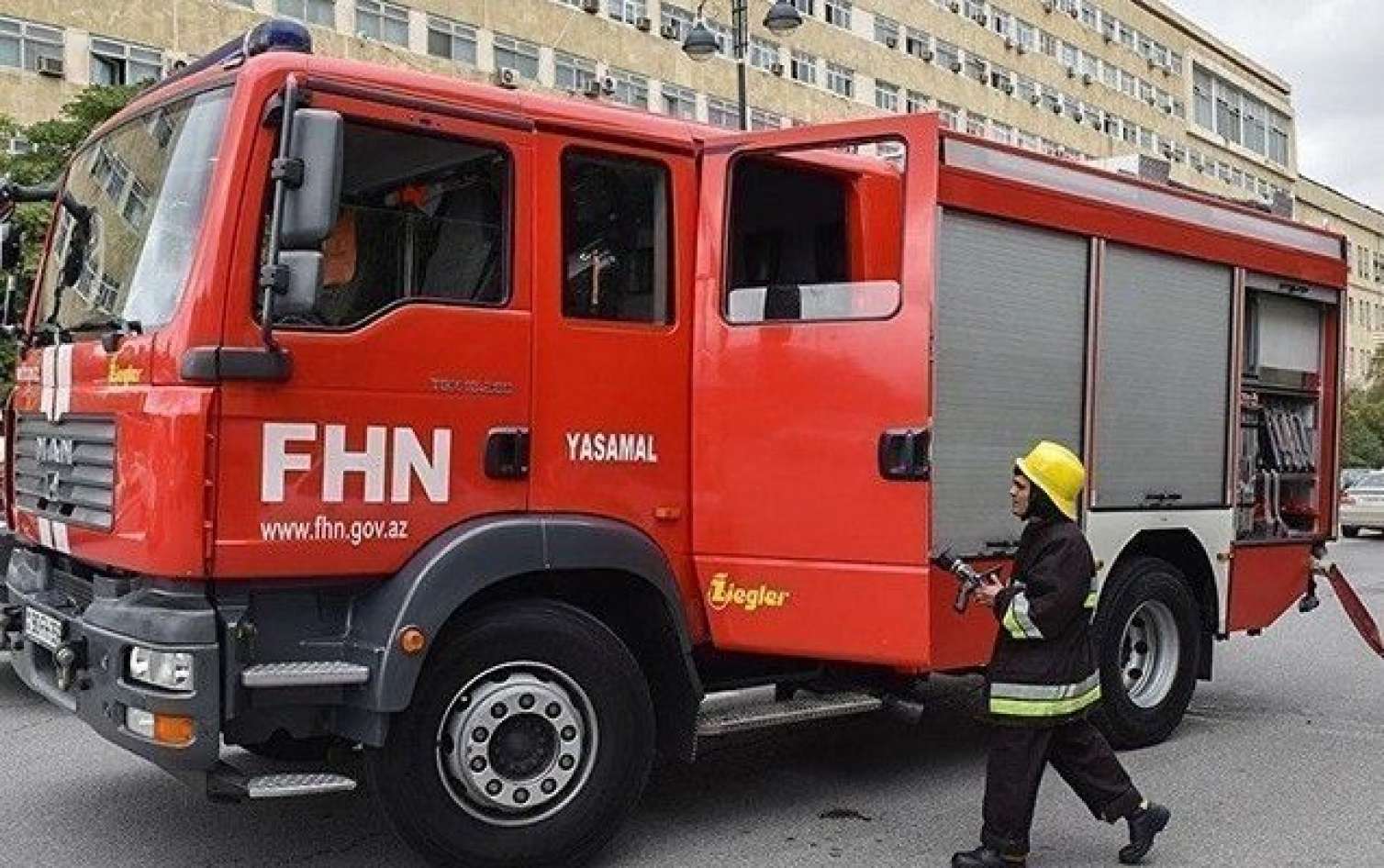 Bakıda ofisdə yanğın: 17 nəfər təxliyə edildi 