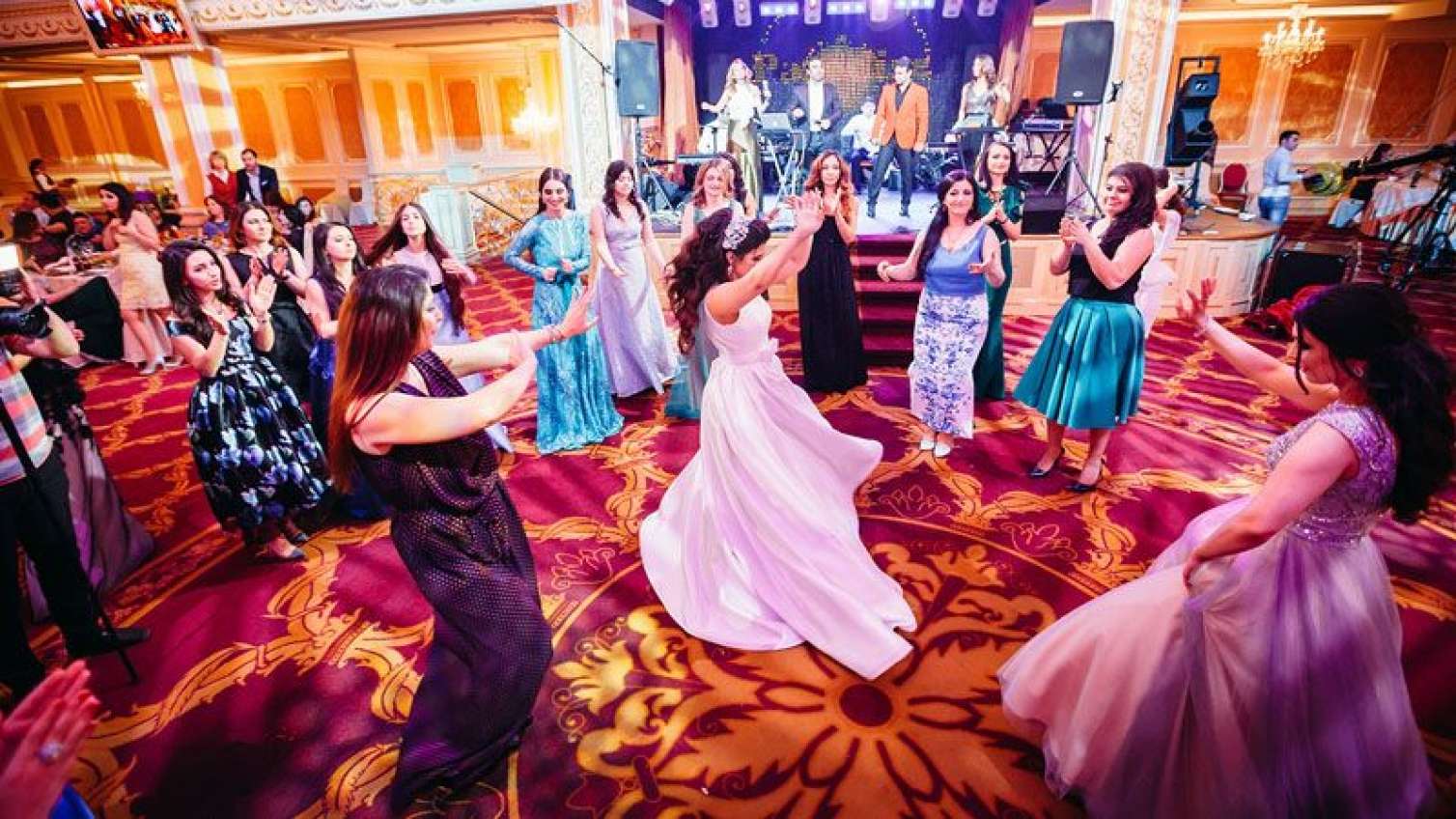 Toyda oynadığı yerdə yıxılıb öldü 