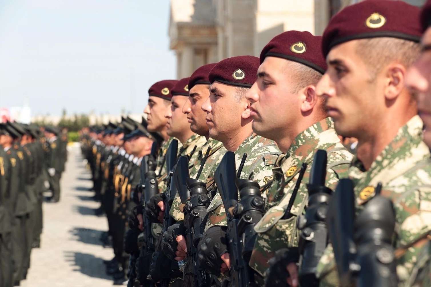 Əsgərlərin maaşı karta köçəcək 