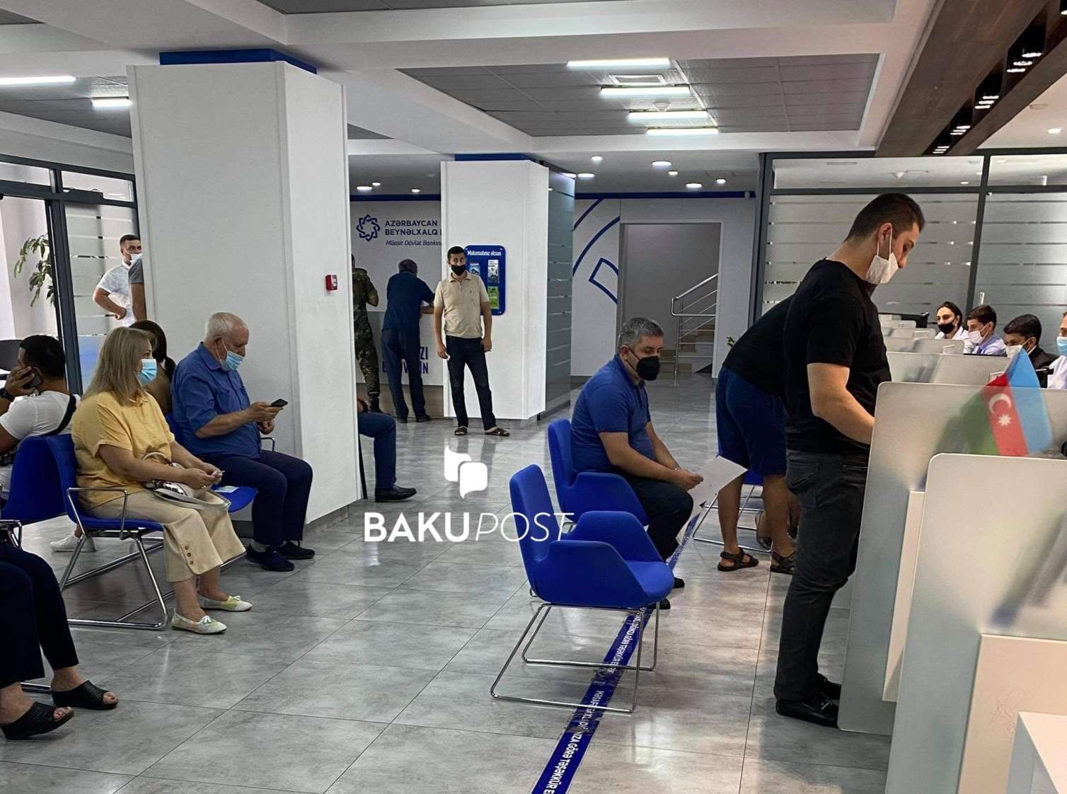 Beynəlxalq Bankda “xidmət”: Saatlarla gözləmə, virusa yoluxma üçün şərait... - FOTO 