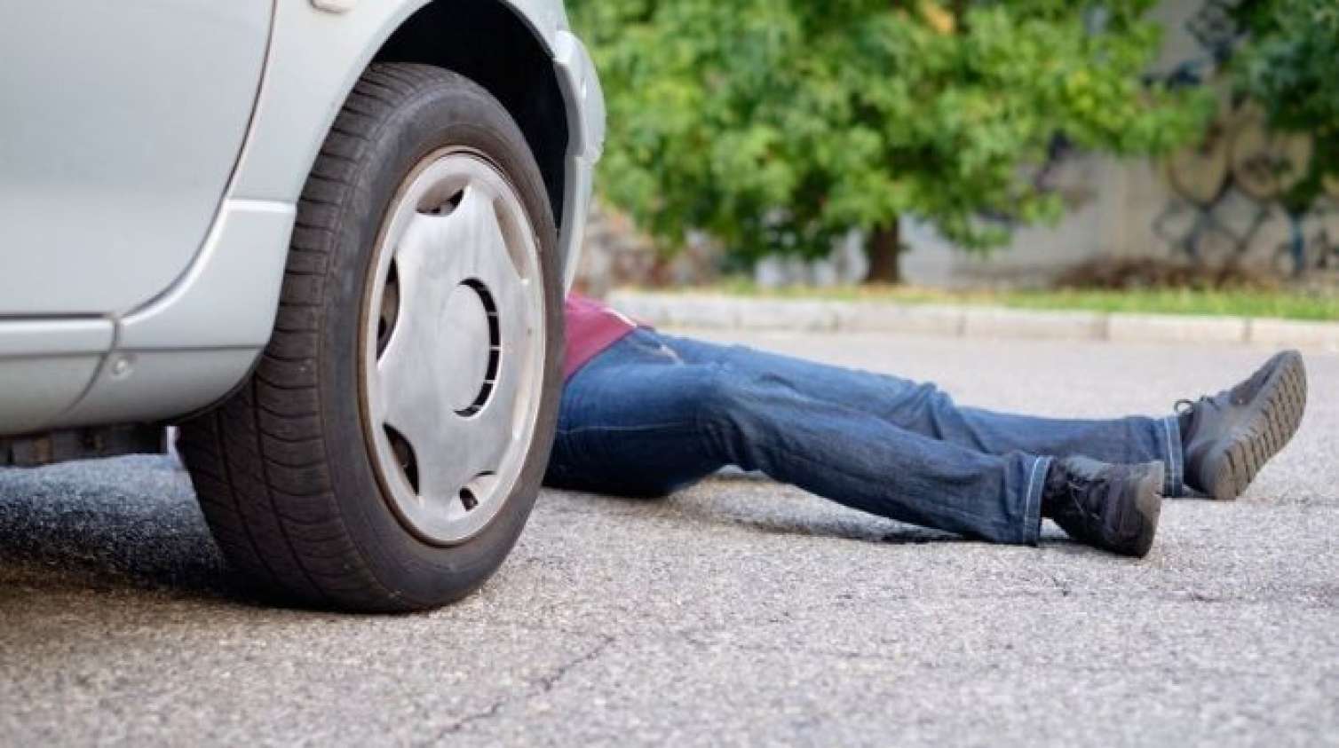 Təlim maşını ilə “Mercedes”dən düşən kişini vurub öldürdü 