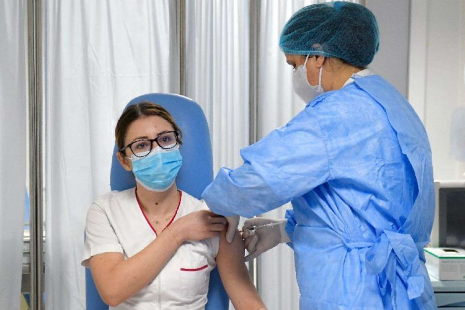 Baş infeksionist: Peyvəndin iki dozası ömürlük deyil  