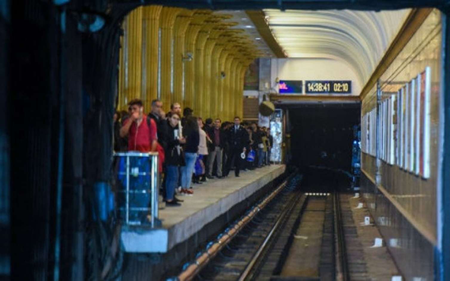 Metroda sərnişin stansiya yoluna düşdü 