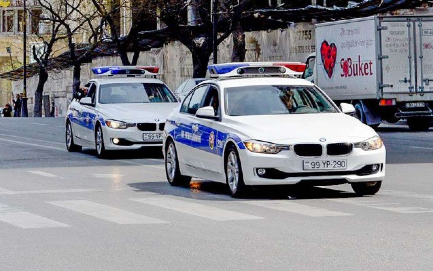 Bakıda polis maşını qəzaya düşdü 