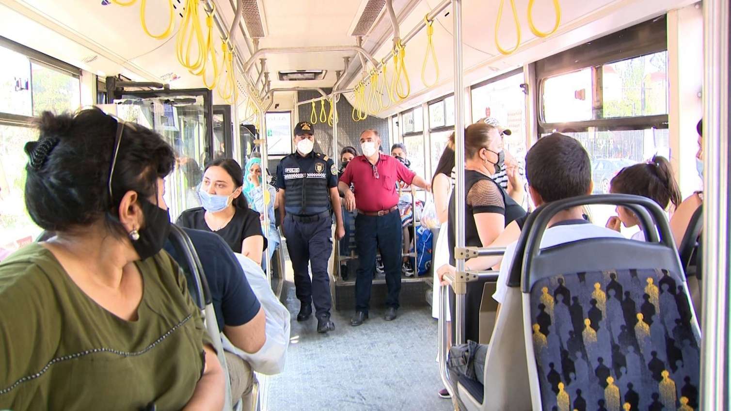 Avtobuslarda reyd: polis mülki geyimdə daxil oldu -  VİDEO