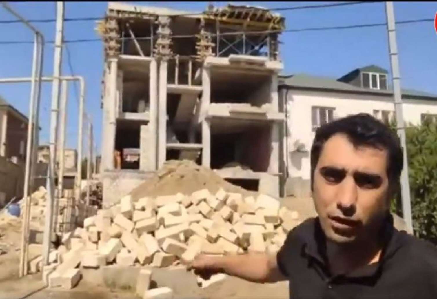 TƏBİB sədrinin villasında jurnalistə hücum: "Bundan böyük villalar var"- VİDEO