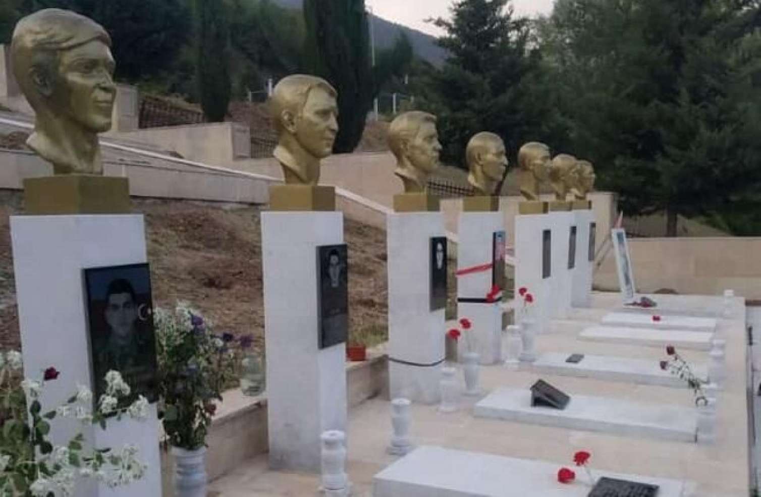 Başçı müavini şəhidlərimizin məzarı üzərinə qoyulan bayraqları zibilliyə atdırdı -  VİDEO