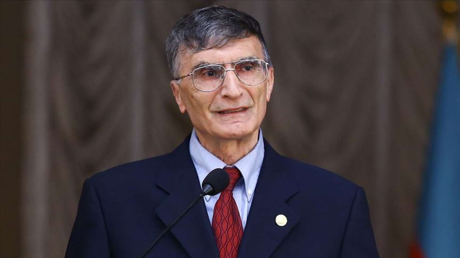 Prezident Əziz Səncəri təltif etdi  