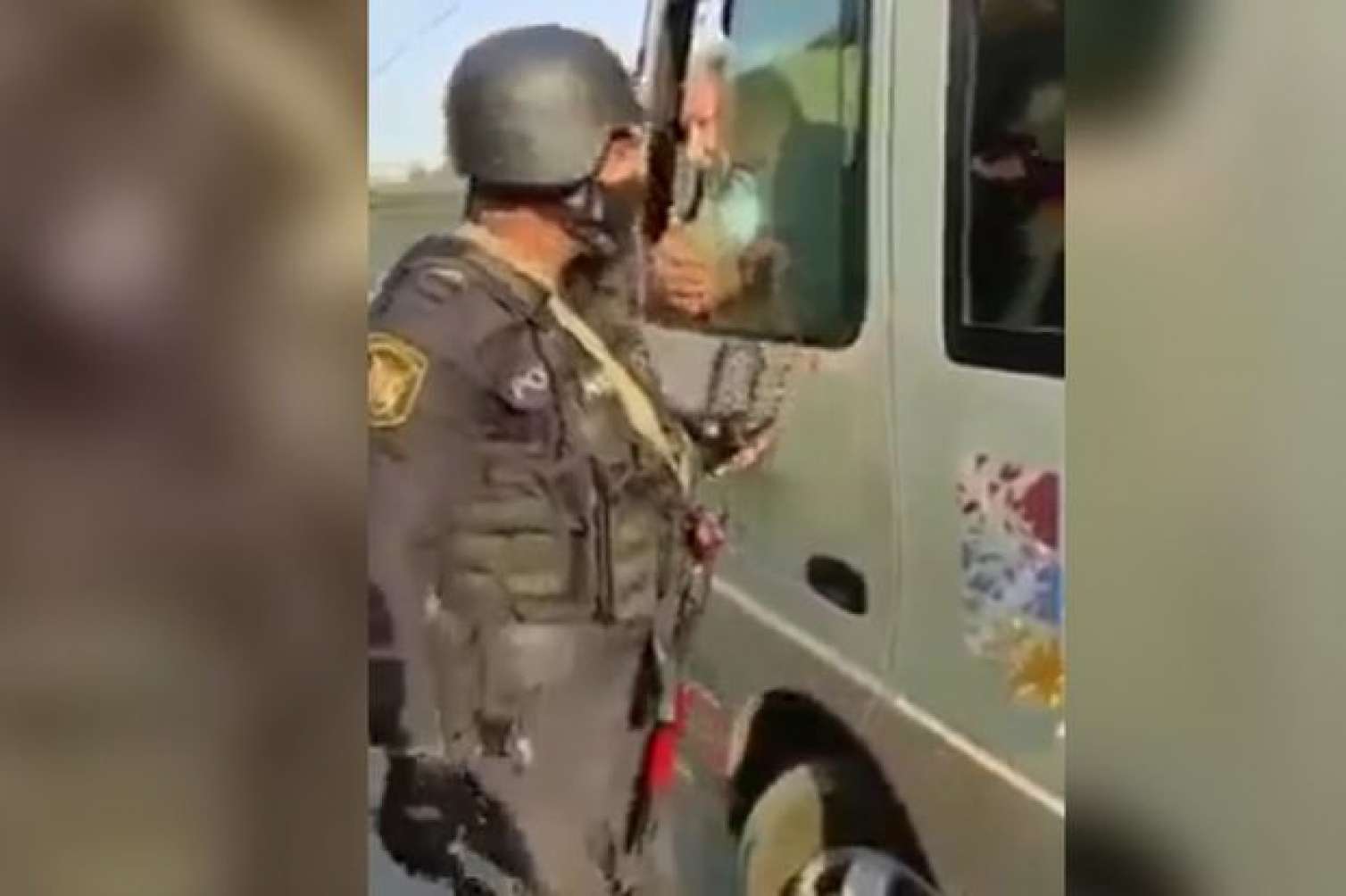 "DQR"ın “bayrağ”ını maşınların üzərindən azərbaycan polisi süngü ilə sildi 