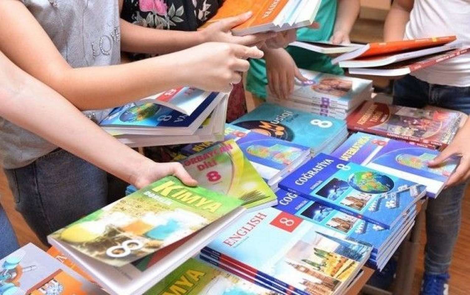  Məktəblərdə dərslik satışı: Şagirdlər niyə kitabı pulla almalıdır? - VİDEO