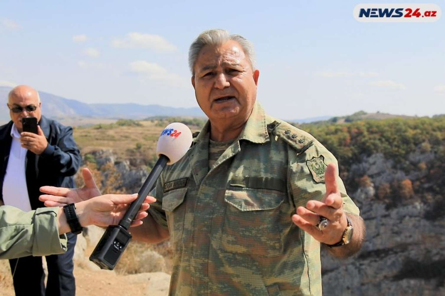Xalq artisti oğlunun şəhid olduğu yerdə: "Salam, oğlum" - VİDEO 