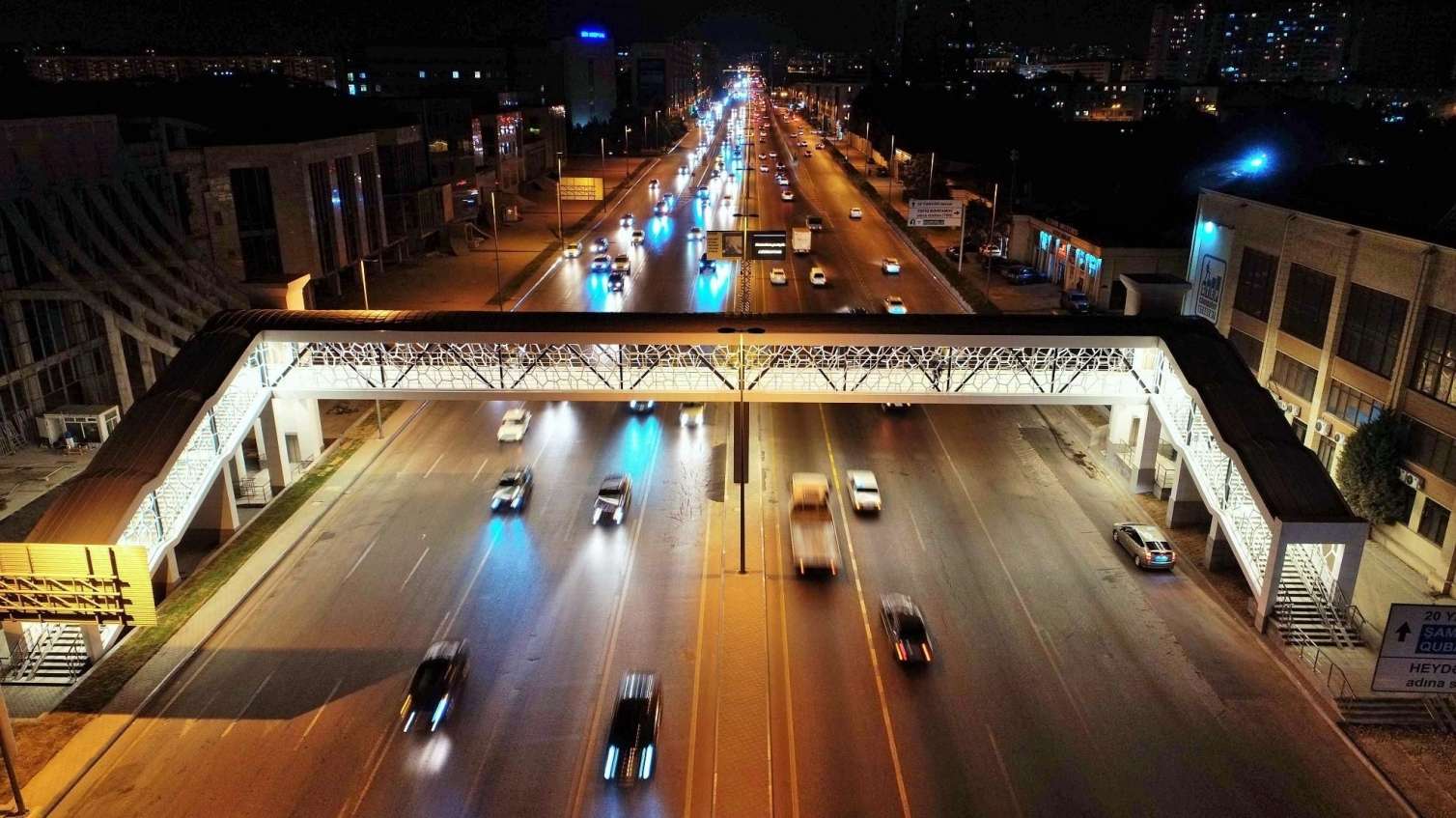 Bakının əsas prospektlərindən birindən piyada keçidi inşa edildi -  FOTOLAR