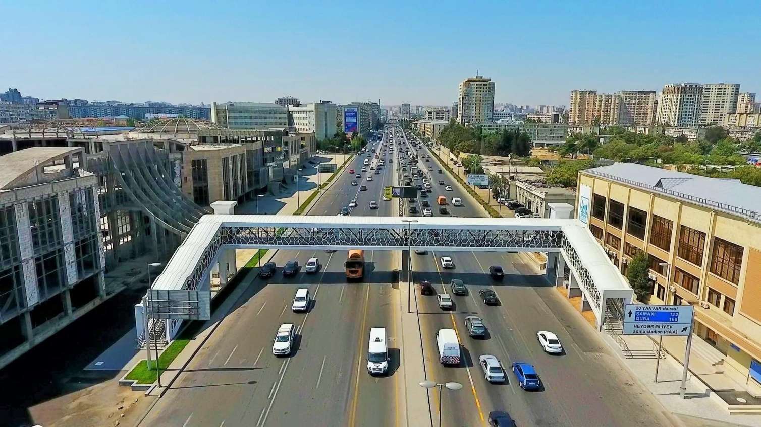 Bakının əsas prospektlərindən birindən piyada keçidi inşa edildi -  FOTOLAR