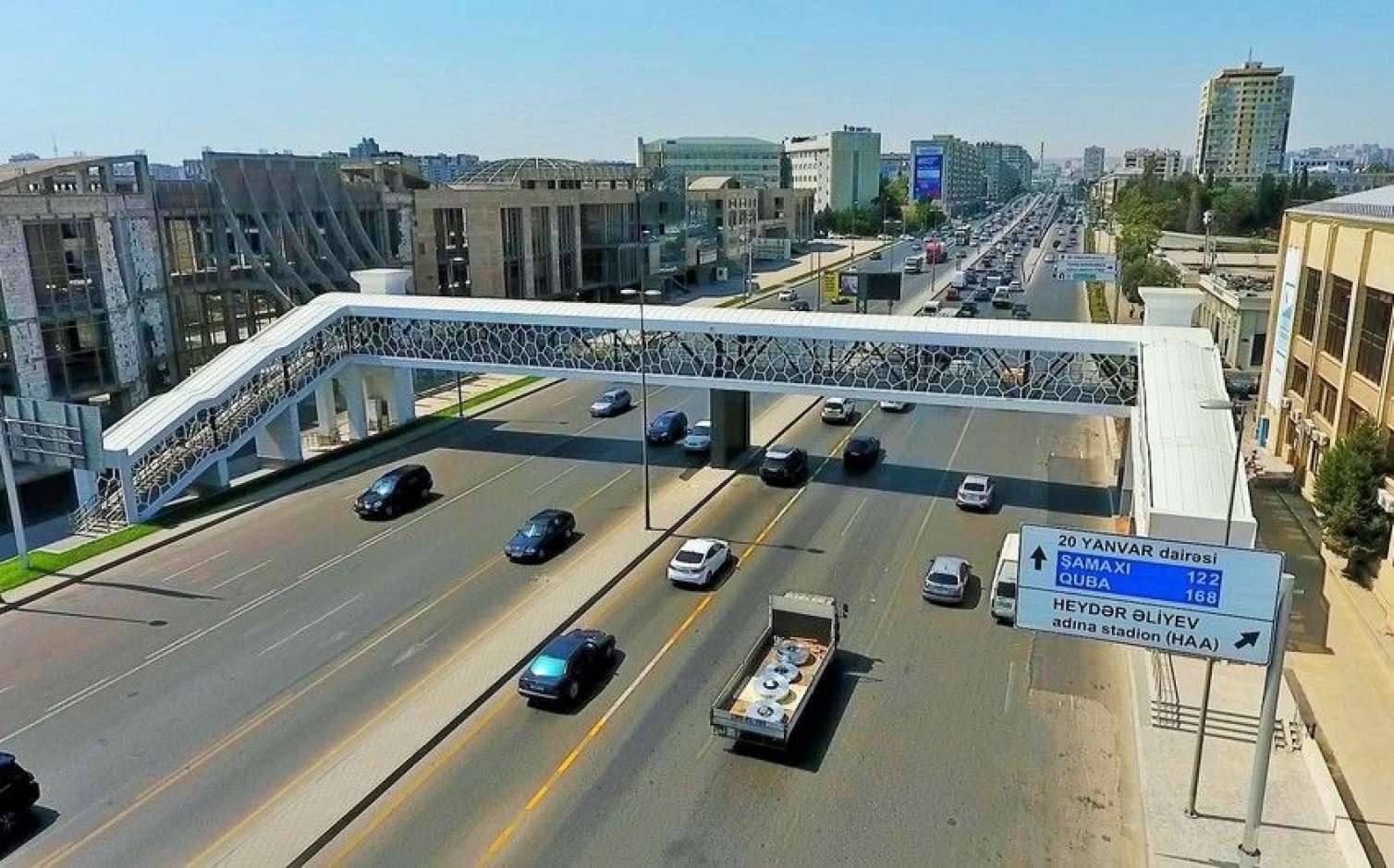 Bakının əsas prospektlərindən birindən piyada keçidi inşa edildi -  FOTOLAR