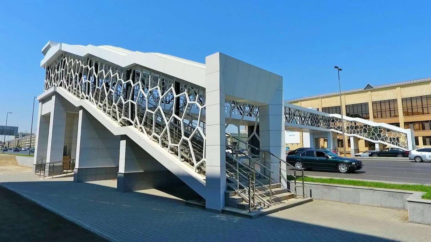 Bakının əsas prospektlərindən birindən piyada keçidi inşa edildi -  FOTOLAR