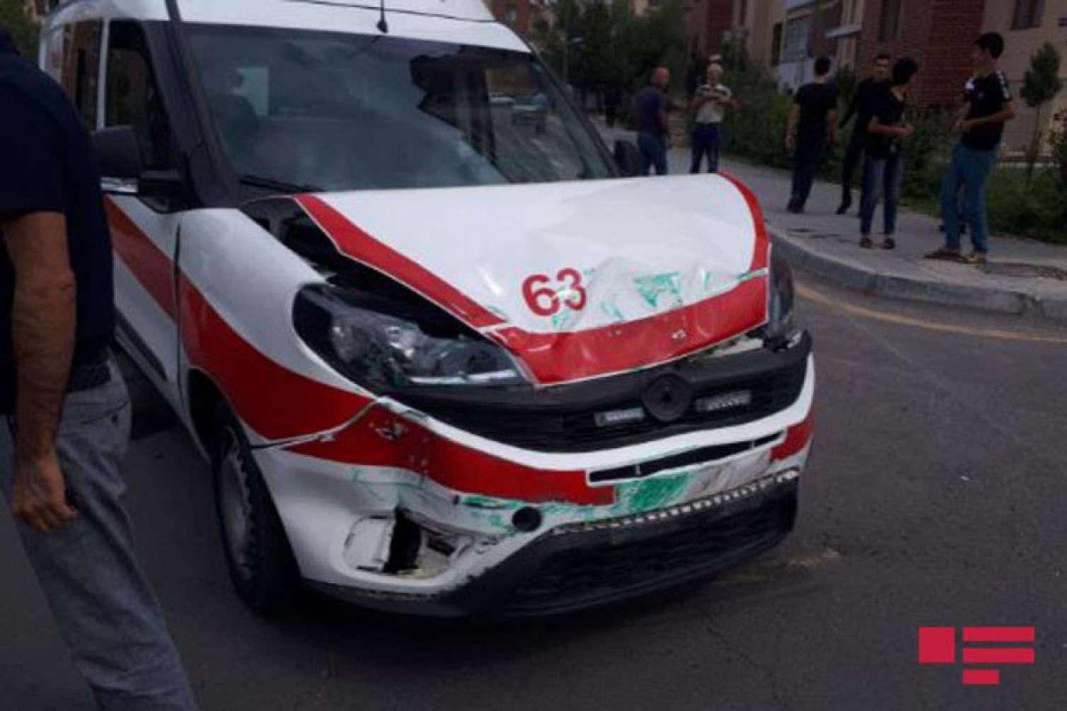 Təcili yardım maşını marşrut avtobusu ilə toqquşdu - FOTO