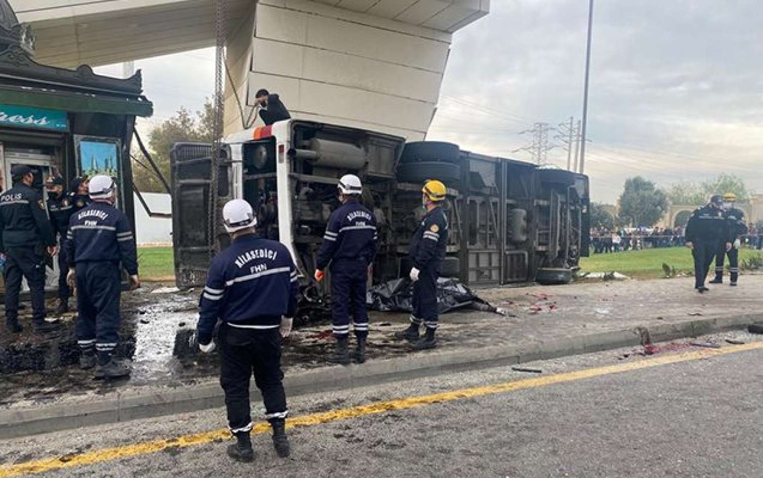 Aeroport yolundakı qəzada nəfər 5 ölüb: 21 yaralı -  VİDEO-FOTO
