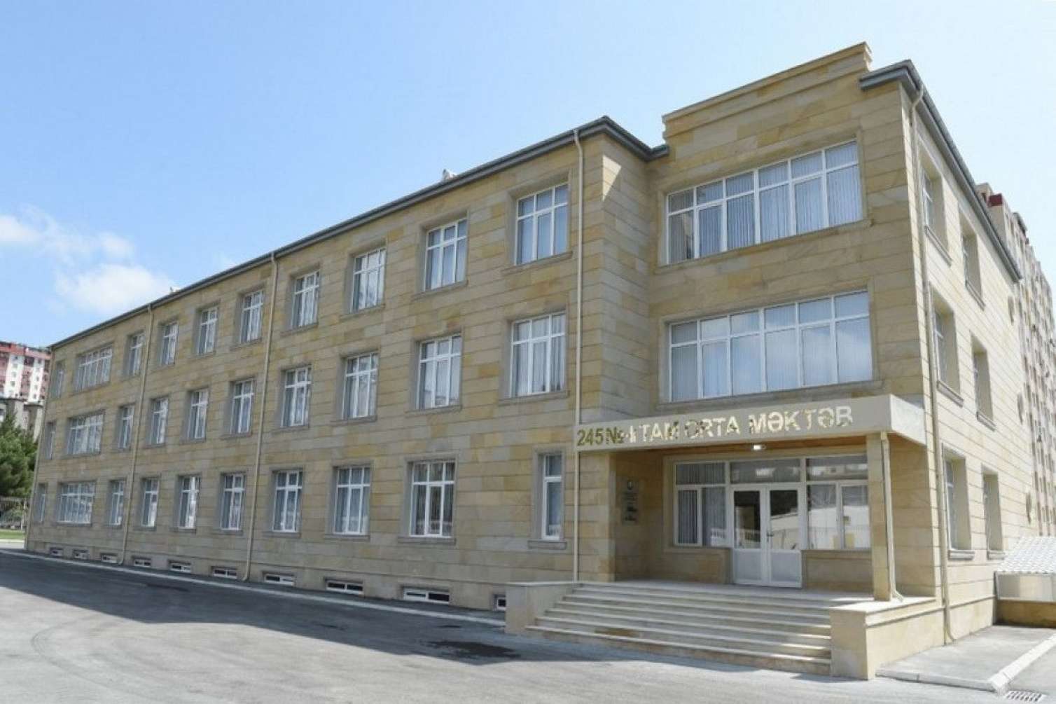 Bu məktəb də koronavirusa görə bağlandı 