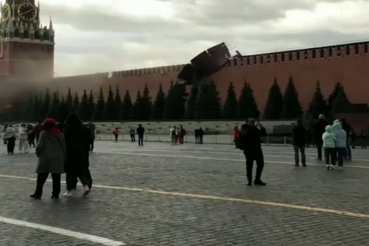 Güclü külək Kremlin divarını uçurdu - VİDEO 