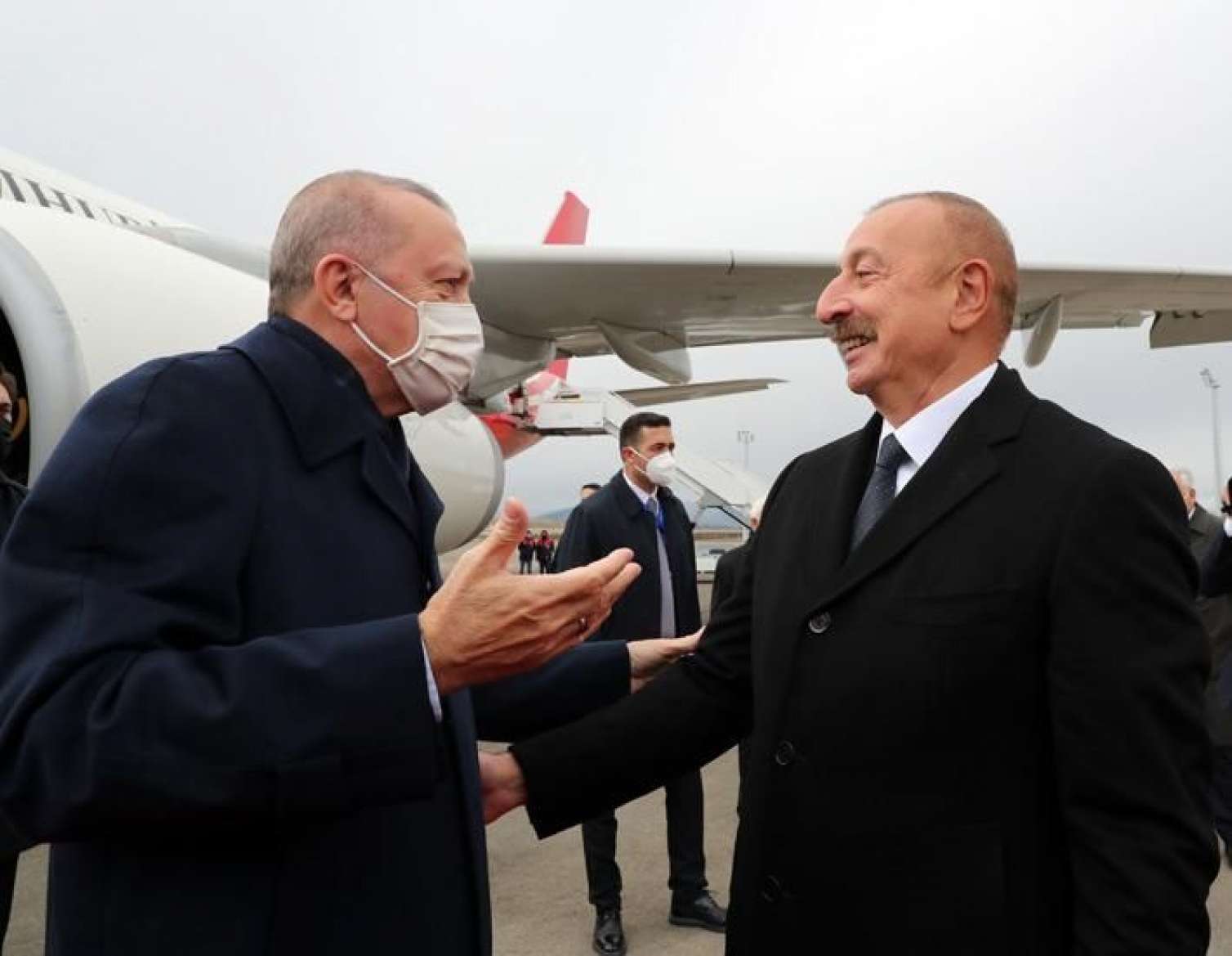 İlham Əliyev Ərdoğanı qarşıladı 