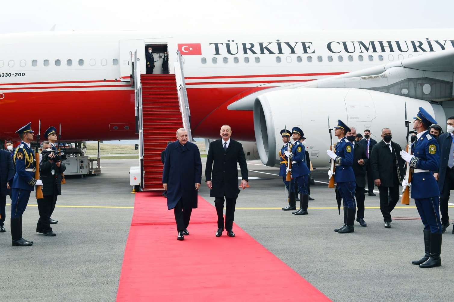 İlham Əliyev Ərdoğanı qarşıladı 