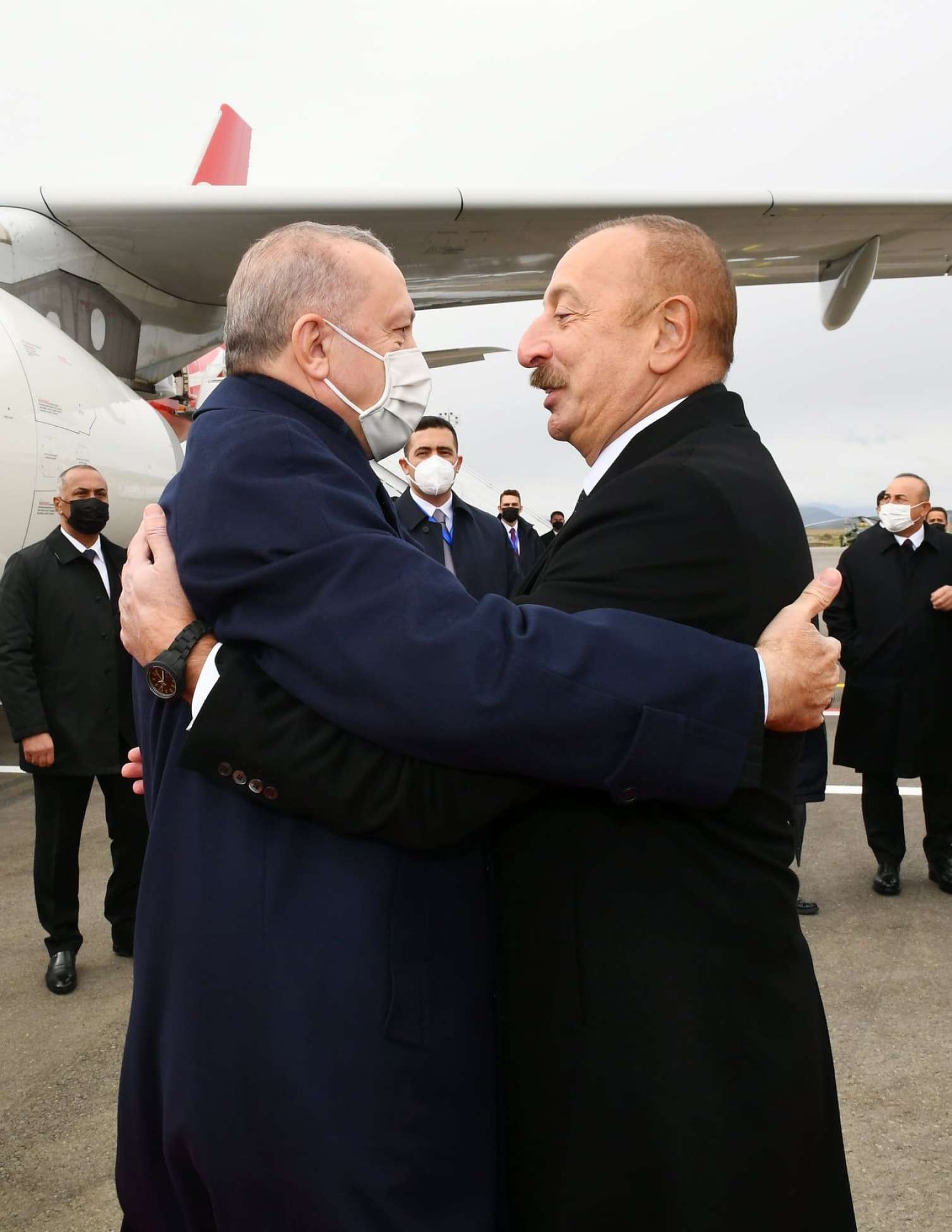 İlham Əliyev Ərdoğanı qarşıladı 