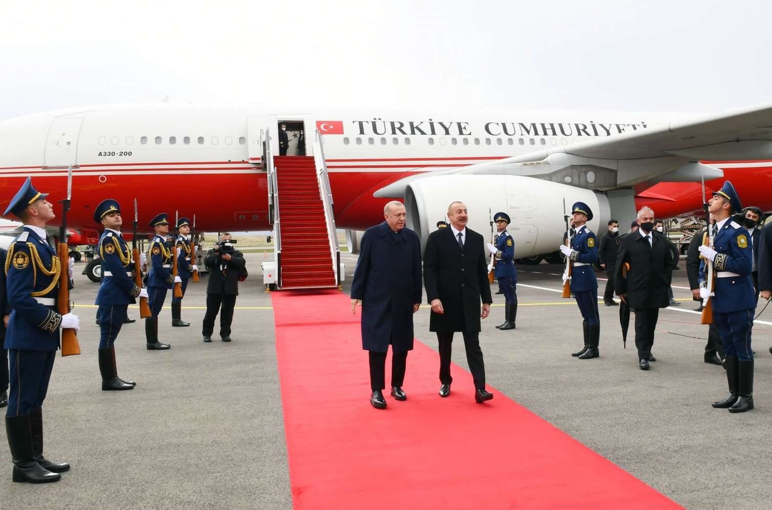 İlham Əliyev Ərdoğanı qarşıladı 