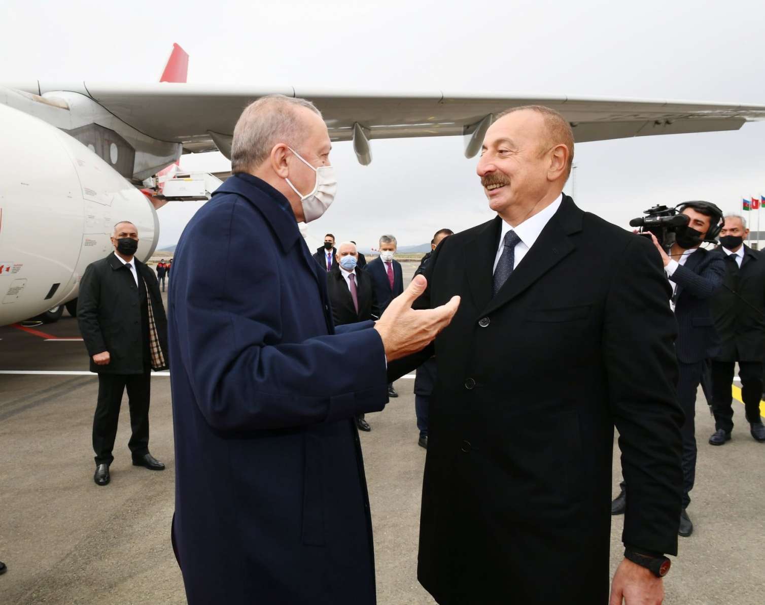 İlham Əliyev Ərdoğanı qarşıladı 