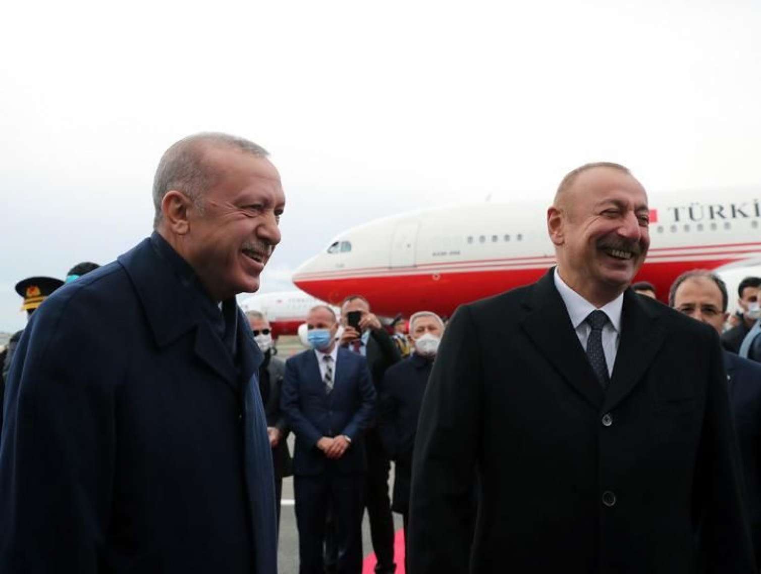 İlham Əliyev Ərdoğanı qarşıladı 