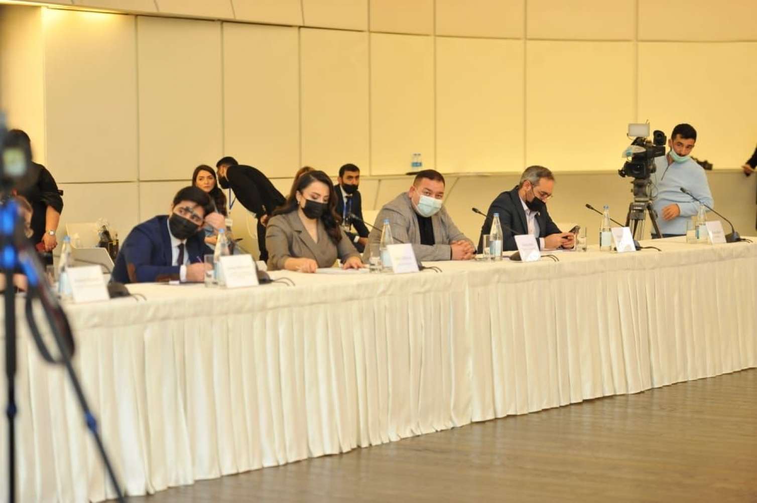 "Qadına şiddətə son" adlı dəyirmi masa keçirildi -  FOTOLAR