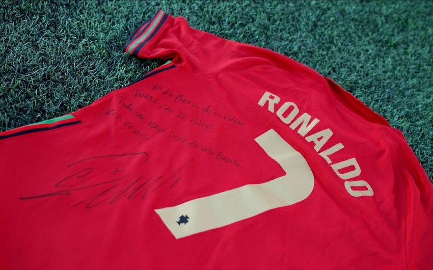 Ronaldu formasını hərraca çıxardı 