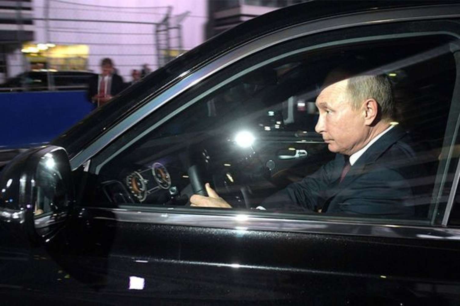 Putinin zirehli “AURUS”u, Kremlin xüsusi təyinatlı qarajı - VİDEO 