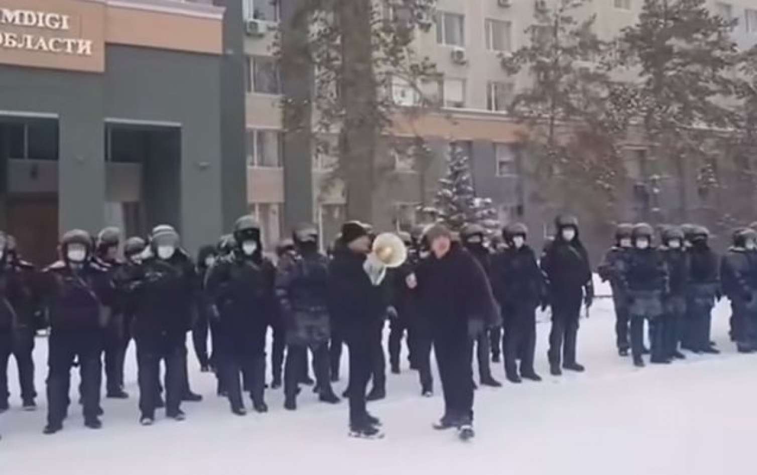Qazaxıstanda polis də etirazçılara qoşuldu - VİDEO 
