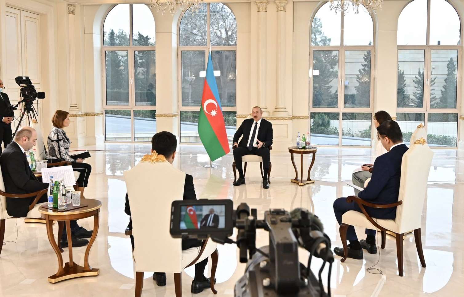 Президент дал интервью местным телеканалам 