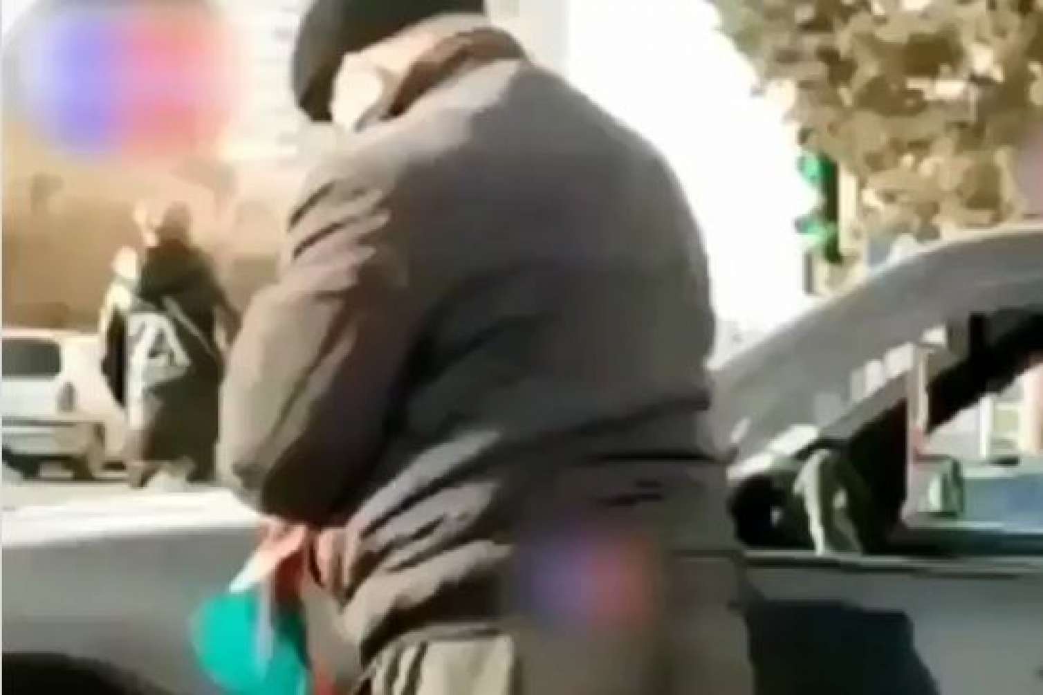Bayraqla maşınını təmizləyən 72 yaşlı sürücü üzr istədi 