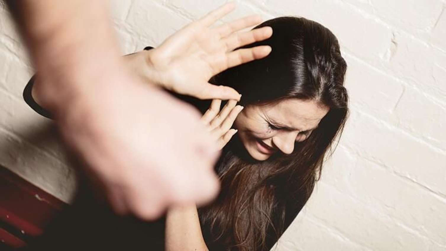 Lənkəranda kişi sinif yoldaşına zəng edən arvadını döydü 