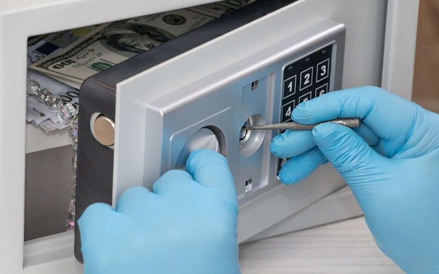 Fransada nazirin evi qarət edildi 