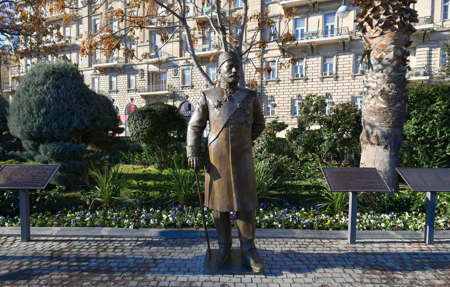 Tağıyevin yeni heykəli zədələndi - Təsbehini qırdılar  FOTO 