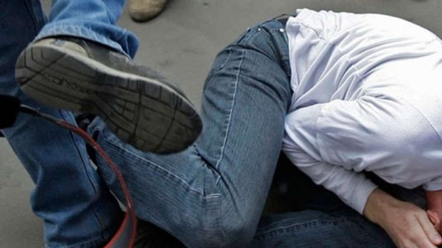 Bakı sakini dava zamanı bıçaqlandı 