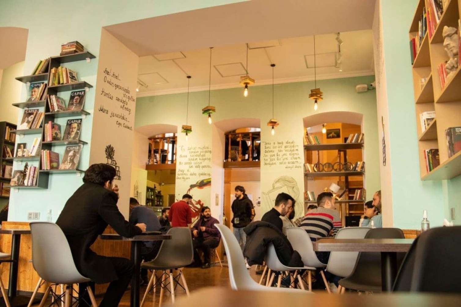 Yanan "Kibrit"in "Misra"ya çevrilməsi - Yeni book cafe-dən repotaj 