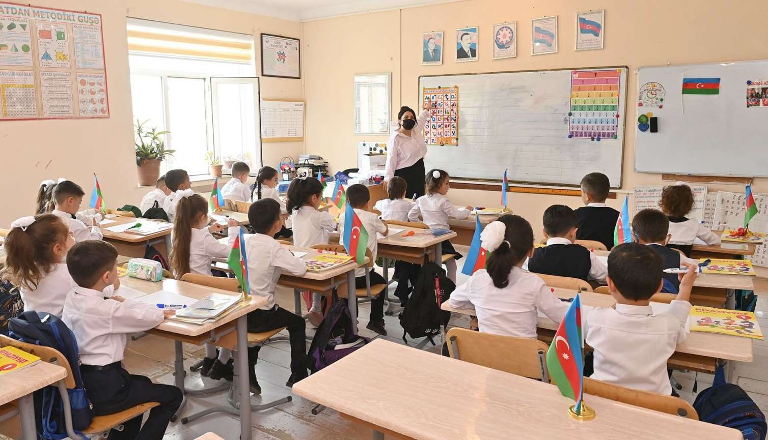 Məktəblərdə şagird sıxlığı: "35 şagirdə dərs demək çox çətindir"  